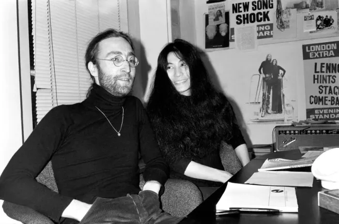 Framed Print : Beatles singer John Lennon with wife Yoko Ono sends his MBE back to The Queen