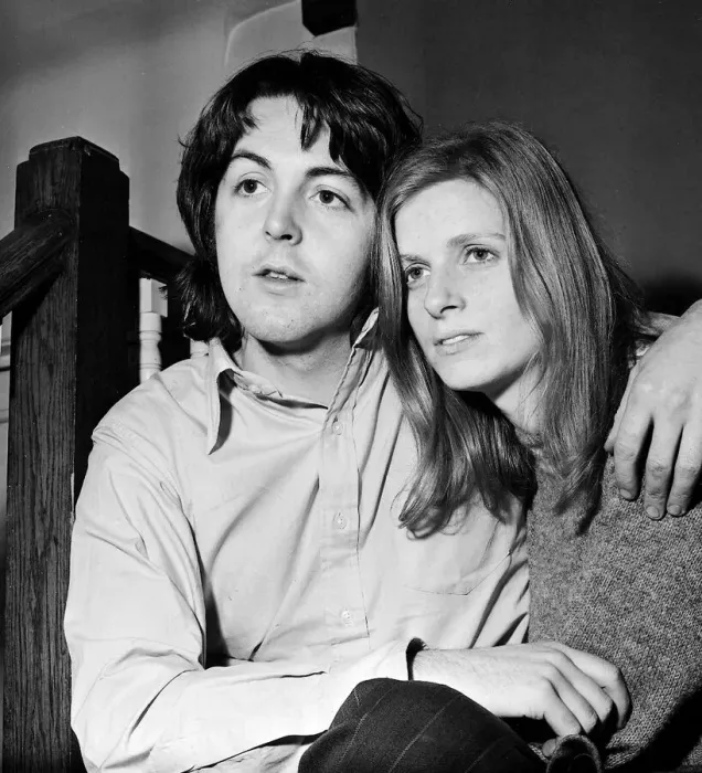 Framed Print : Beatles singer Paul McCartney with his new bride Linda Eastman Framed Print : Beatles singer Paul McCartney with his new bride Linda Eastman