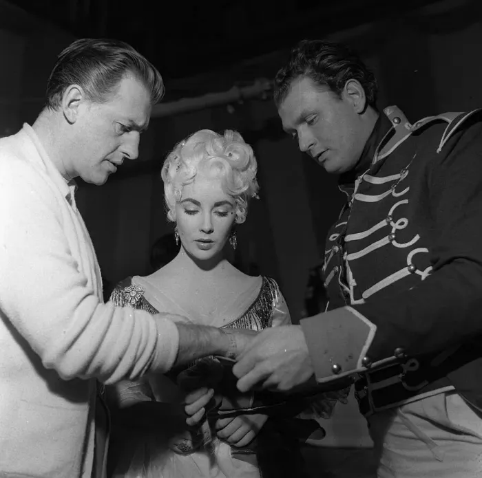 Framed Print : Beau Brummell 1954 Stewart Granger and Elizabeth Taylor in film studio with Granger stand
