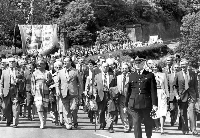 Framed Print : Bedlington Miners Picnic - Tony Benn (right) and Judith Hart amongst the marchers
