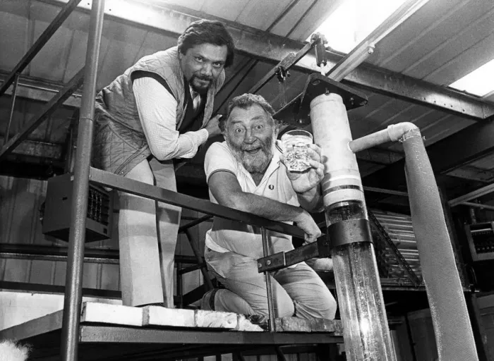 Framed Print : Beer loving TV botanist David Bellamy with Ces Vallally on 20th May, 1986 Framed Print : Beer loving TV botanist David Bellamy with Ces Vallally on 20th May, 1986