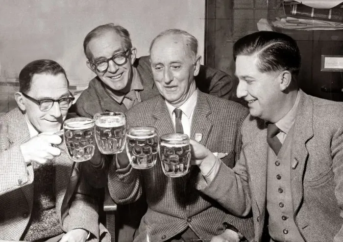 Framed Print : Beer Tasting at the Pickerhurst Green Hotel in West Wickham Kent