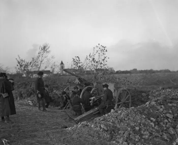 Framed Print : Belgian field artillery seen here in action at Diksmuide during the Battle of the Yser