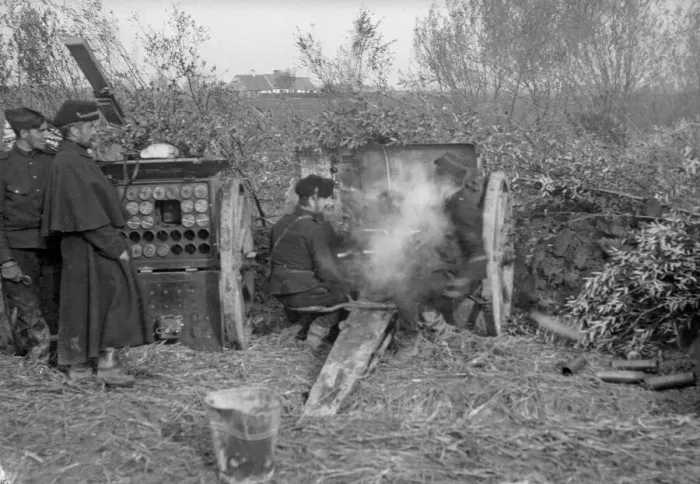 Framed Print : Belgian field artillery seen here in action at Diksmuide during the Battle of the Yser Framed Print : Belgian field artillery seen here in action at Diksmuide during the Battle of the Yser