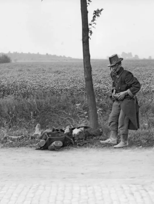 Framed Print : A Belgian soldier, wounded in the leg, falls by the roadside during the retreat