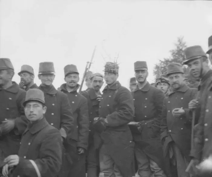 Framed Print : Belgian soldiers with straw round their hats to disguise their appearance from the enemy Framed Print : Belgian soldiers with straw round their hats to disguise their appearance from the enemy