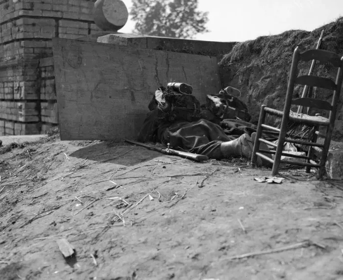 Framed Print : Belgian soldiers in a trench proteceted by a sheet of steel close to the town of Audeghem