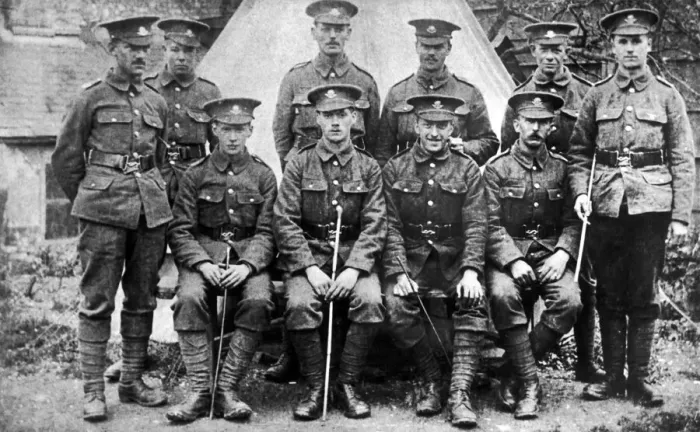 Framed Print : Believed to be members of the Worcestershire Regiment pose for the camera during a Framed Print : Believed to be members of the Worcestershire Regiment pose for the camera during a