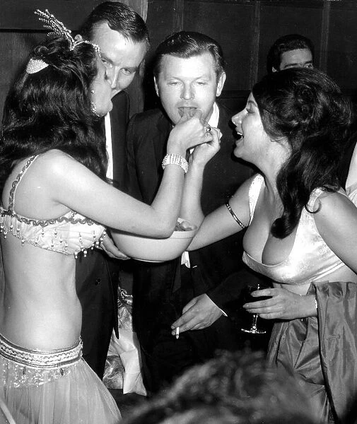 BENNY HILL AT A PARTY - 10  /  05  /  1965