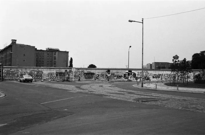 Framed Print : The Berlin Wall. Pictured is the West wall, covered in graffiti. 6th August 1984