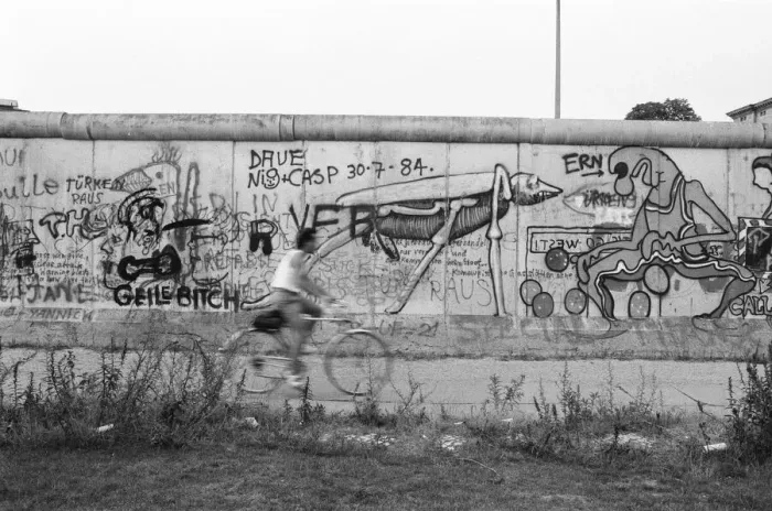 Framed Print : The Berlin Wall. Pictured is the West wall, covered in graffiti. 6th August 1984 Framed Print : The Berlin Wall. Pictured is the West wall, covered in graffiti. 6th August 1984