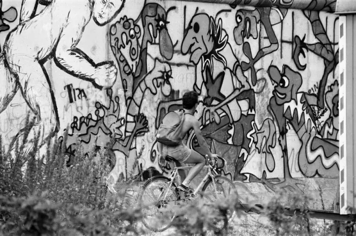 Framed Print : The Berlin Wall. Pictured is the West wall, covered in graffiti. 6th August 1984 Framed Print : The Berlin Wall. Pictured is the West wall, covered in graffiti. 6th August 1984