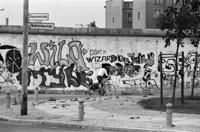 Framed Print : The Berlin Wall. Pictured is the West wall, covered in graffiti. 6th August 1984