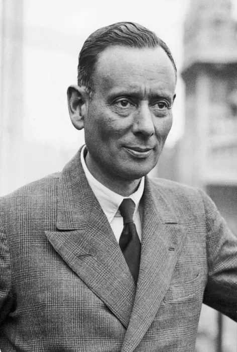 Framed Print : Bernard Grant joined the Daily Mirror late in 1906 and was inspired to take up a career Framed Print : Bernard Grant joined the Daily Mirror late in 1906 and was inspired to take up a career
