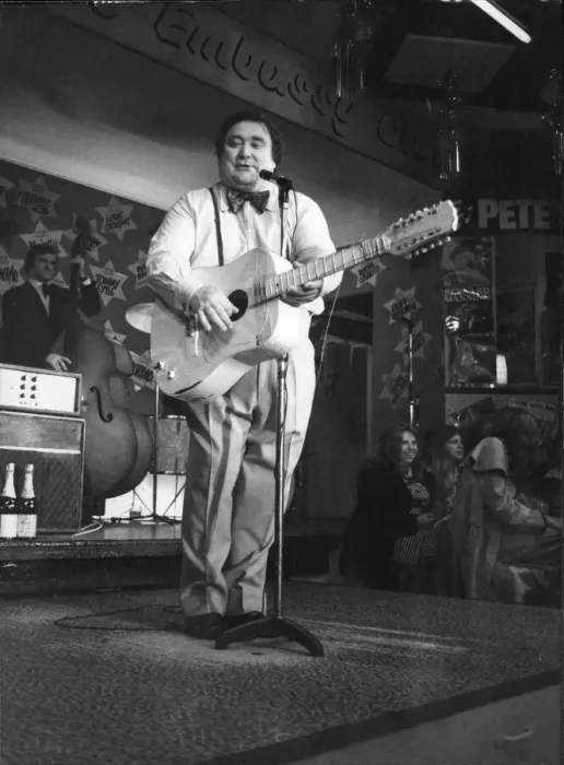 Framed Print : Bernard Manning performing at The Embassy Club in Manchester Framed Print : Bernard Manning performing at The Embassy Club in Manchester