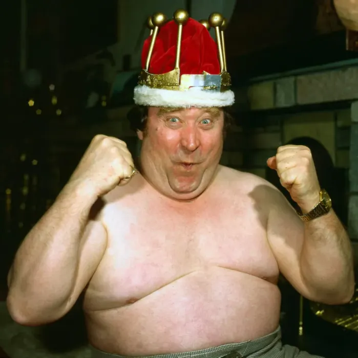 Framed Print : Bernard Manning wearing crown fists clenched January 1986 A©mirrorpix