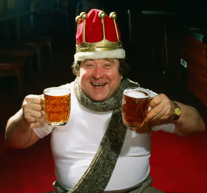 Framed Print : Bernard Manning wearing crown holding pints January 1986 A©mirrorpix