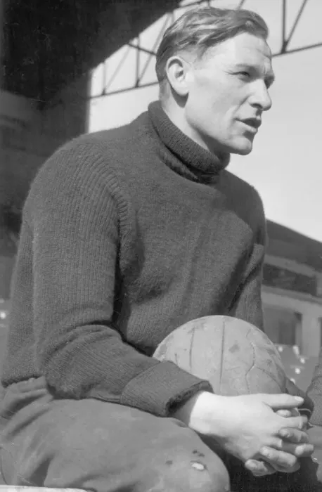 Framed Print : Bert Trautmann Manchester City goal keeoer ahead of the FA Cup semi final against Framed Print : Bert Trautmann Manchester City goal keeoer ahead of the FA Cup semi final against