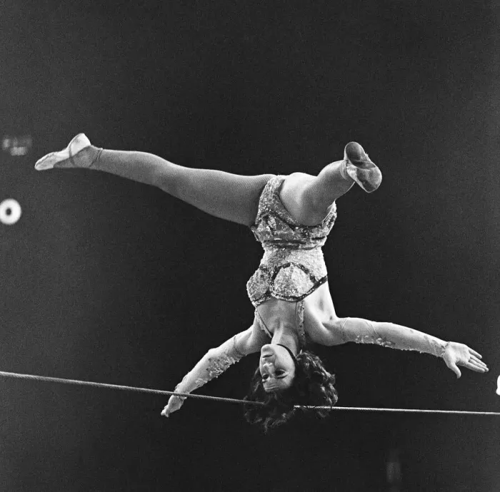 Framed Print : Bertram Mills tightrope act. 18th December 1958 Framed Print : Bertram Mills tightrope act. 18th December 1958