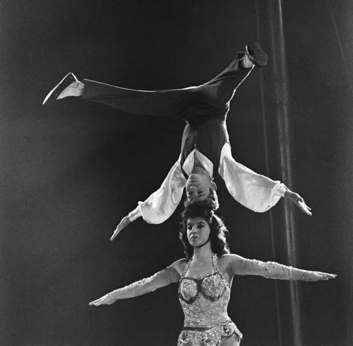 Framed Print : Bertram Mills tightrope act. 18th December 1958 Framed Print : Bertram Mills tightrope act. 18th December 1958