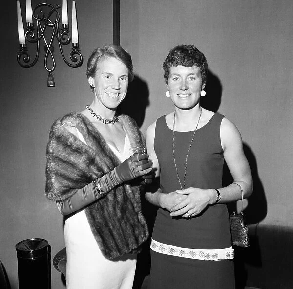 Beryl Burton (right) named Top Sportswoman of the Year, at the Sportswriters Association