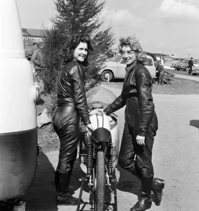 Framed Print : Beryl Swain and Ceri Dundas-Slater motorcycle road racers competing in the 50cc Framed Print : Beryl Swain and Ceri Dundas-Slater motorcycle road racers competing in the 50cc