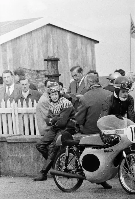 Framed Print : Beryl Swain, motorcycle road racer and the first woman to compete solo in a TT road race Framed Print : Beryl Swain, motorcycle road racer and the first woman to compete solo in a TT road race
