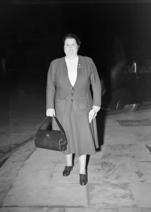 Framed Print : Bessie Braddock with handbag 9 / 4 / 1952 C1795 / 2 Framed Print : Bessie Braddock with handbag 9 / 4 / 1952 C1795 / 2