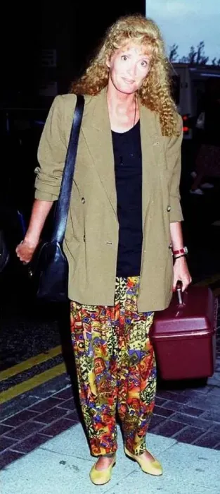 Framed Print : Beverley Callard actress arrives back in Manchester suntanned after Carribean cruise Framed Print : Beverley Callard actress arrives back in Manchester suntanned after Carribean cruise