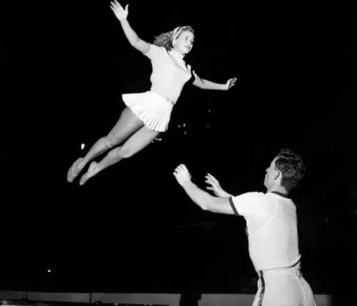 Framed Print : Beverley Ferris and husband acrobats performing with the Globe Trotters Basketball team