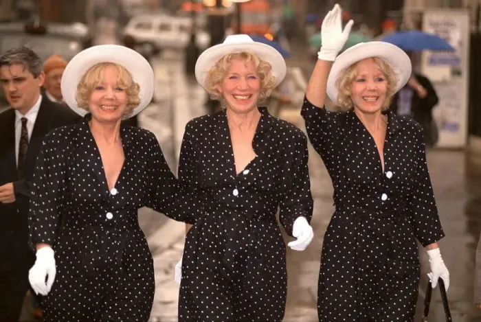 Framed Print : THE BEVERLEY SISTERS ATTEND THE MEMORIAL SERVICE FOR FRANKIE HOWERD - 1992