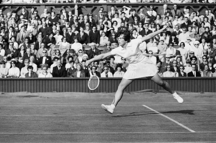 Framed Print : Billie Jean King (USA) vs Britains Winnie Shaw during there Centre Court Women