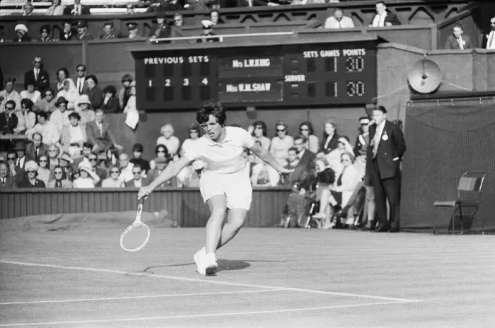 Framed Print : Billie Jean King (USA) vs Britains Winnie Shaw during there Centre Court Women