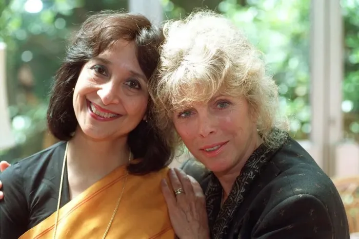 Framed Print : BILLIE WHITELAW AND MADHUR JAFFREY - TV SERIES FIRM FRIENDS PHOTOCALL - 28  /  05  /  1992