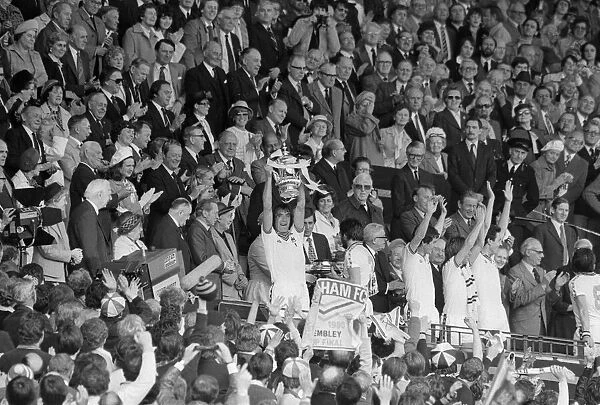 Billy Bonds holds up the FA Cup after the presentation after West Ham had beaten Arsenal