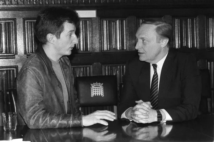 Framed Print : Billy Bragg with Neil Kinnock on jobs for youth tour 1985