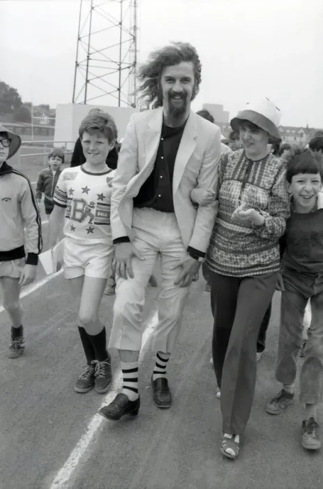Framed Print : Billy Connolly, Charity Walk, Scotstoun, Glasgow, Scotland, 9th June 1982 Framed Print : Billy Connolly, Charity Walk, Scotstoun, Glasgow, Scotland, 9th June 1982
