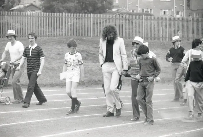 Framed Print : Billy Connolly, Charity Walk, Scotstoun, Glasgow, Scotland, 9th June 1982 Framed Print : Billy Connolly, Charity Walk, Scotstoun, Glasgow, Scotland, 9th June 1982
