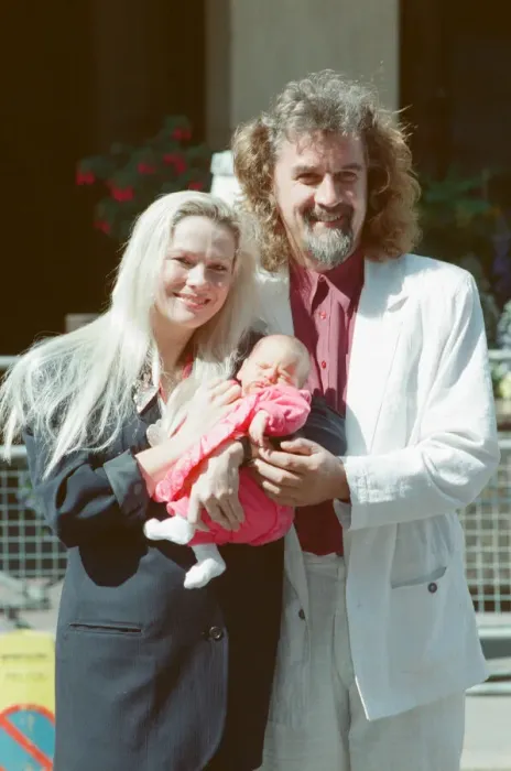 Framed Print : Billy Connolly, Pamela Stephenson and their new baby Scarlett Connolly. 6th August 1988 Framed Print : Billy Connolly, Pamela Stephenson and their new baby Scarlett Connolly. 6th August 1988