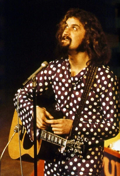 Billy Connolly on stage with guitar March 1976 A©mirrorpix