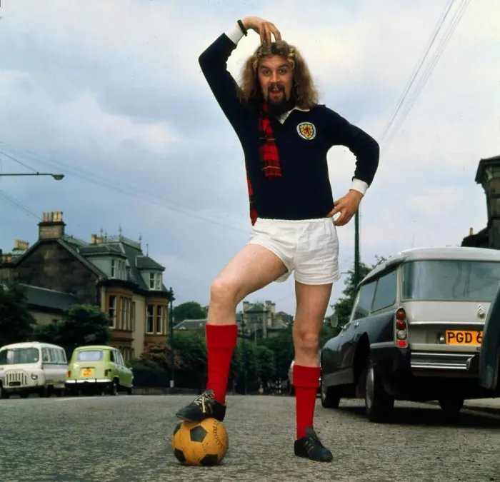 Framed Print : Billy Connolly wearing Scotland football top 1974 A©mirrorpix