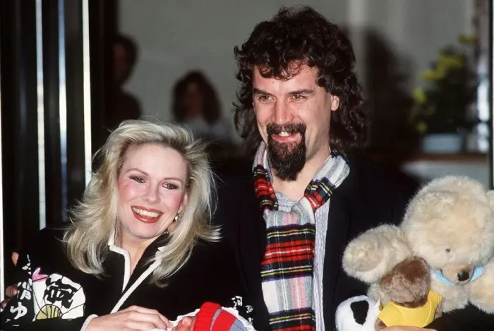 Framed Print : Billy Connolly with wife Pamela Stephenson with their first daughter, Daisy Framed Print : Billy Connolly with wife Pamela Stephenson with their first daughter, Daisy