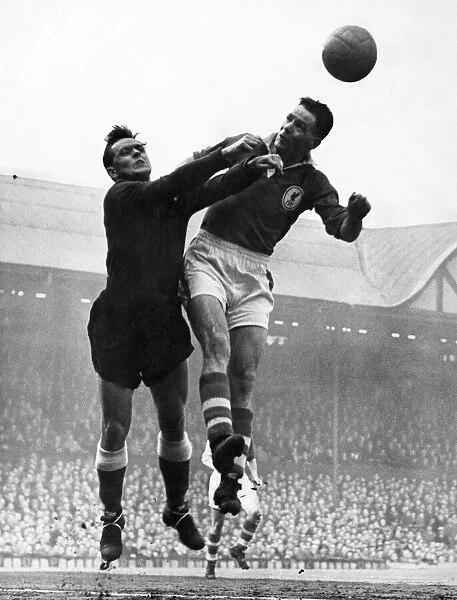 Billy Liddell (Liverpool) and Alan Hodgkinson (Sheffield United). April 1958 P007163