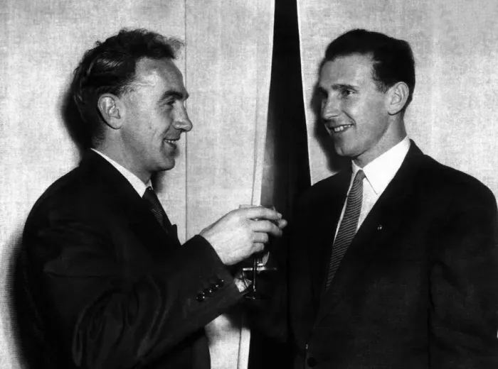 Framed Print : Billy Wright with Hungarian footballer Nandor Hidegkuti 1953 as they toast each