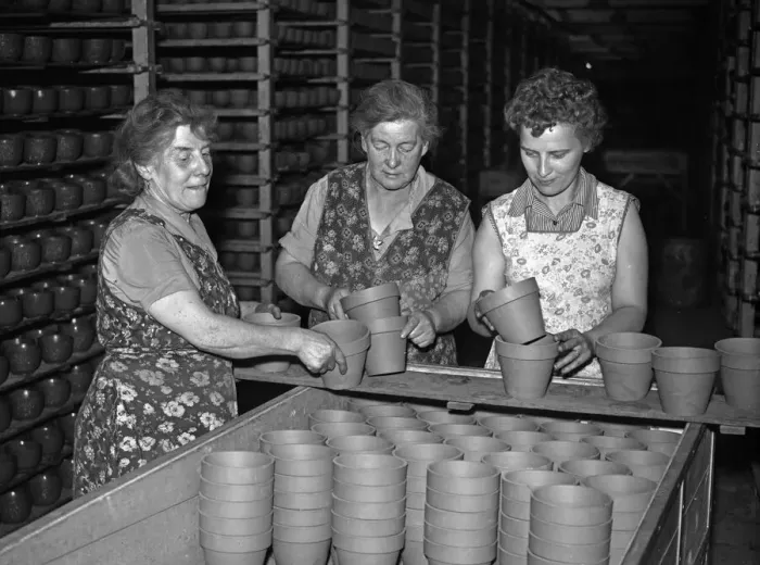 Framed Print : Bilston Pottery 5th May 1958 Women in the drying room loading flower pots ready to Framed Print : Bilston Pottery 5th May 1958 Women in the drying room loading flower pots ready to