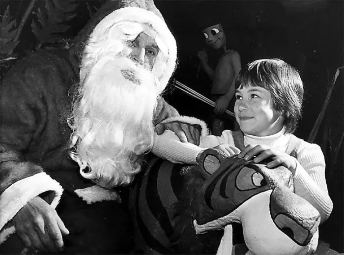  : Binns Santa Claus Arthur Smith with eight year old Joanne Cole, of Woburn Avenue