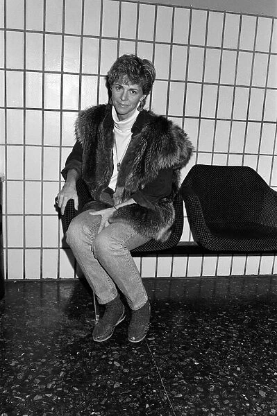 The Bionic Woman, actress Lindsay Wagner, at Gatwick Airport. 13th January 1986