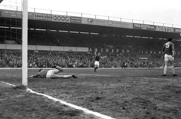 Framed Print : Birmingham City v Aston Villa League cup final 1963 1nd leg final score3-1 Framed Print : Birmingham City v Aston Villa League cup final 1963 1nd leg final score3-1