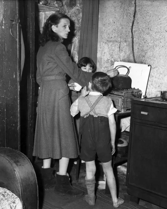 Framed Print : A Birmingham housewife seen here with her family in the kitchen of her condemned terrace Framed Print : A Birmingham housewife seen here with her family in the kitchen of her condemned terrace