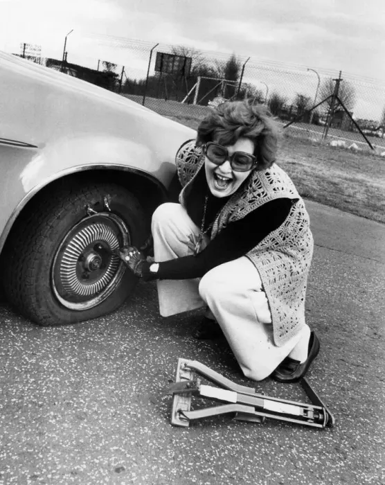 Framed Print : Birmingham Mail fashion editor Barbara Henderson has a go at changing a flat tyre